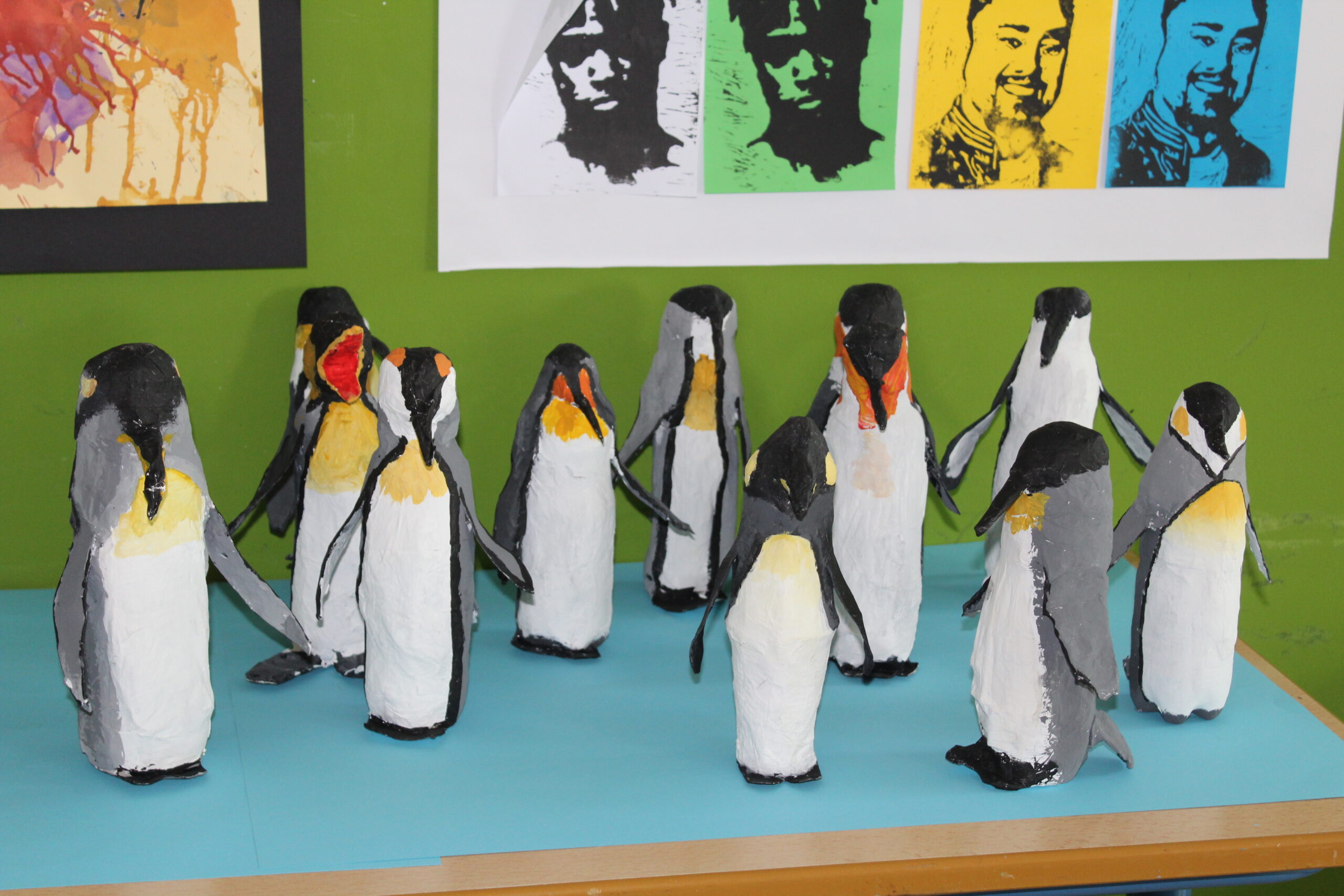 Pinguinfiguren im Kunstunterricht gestaltet.