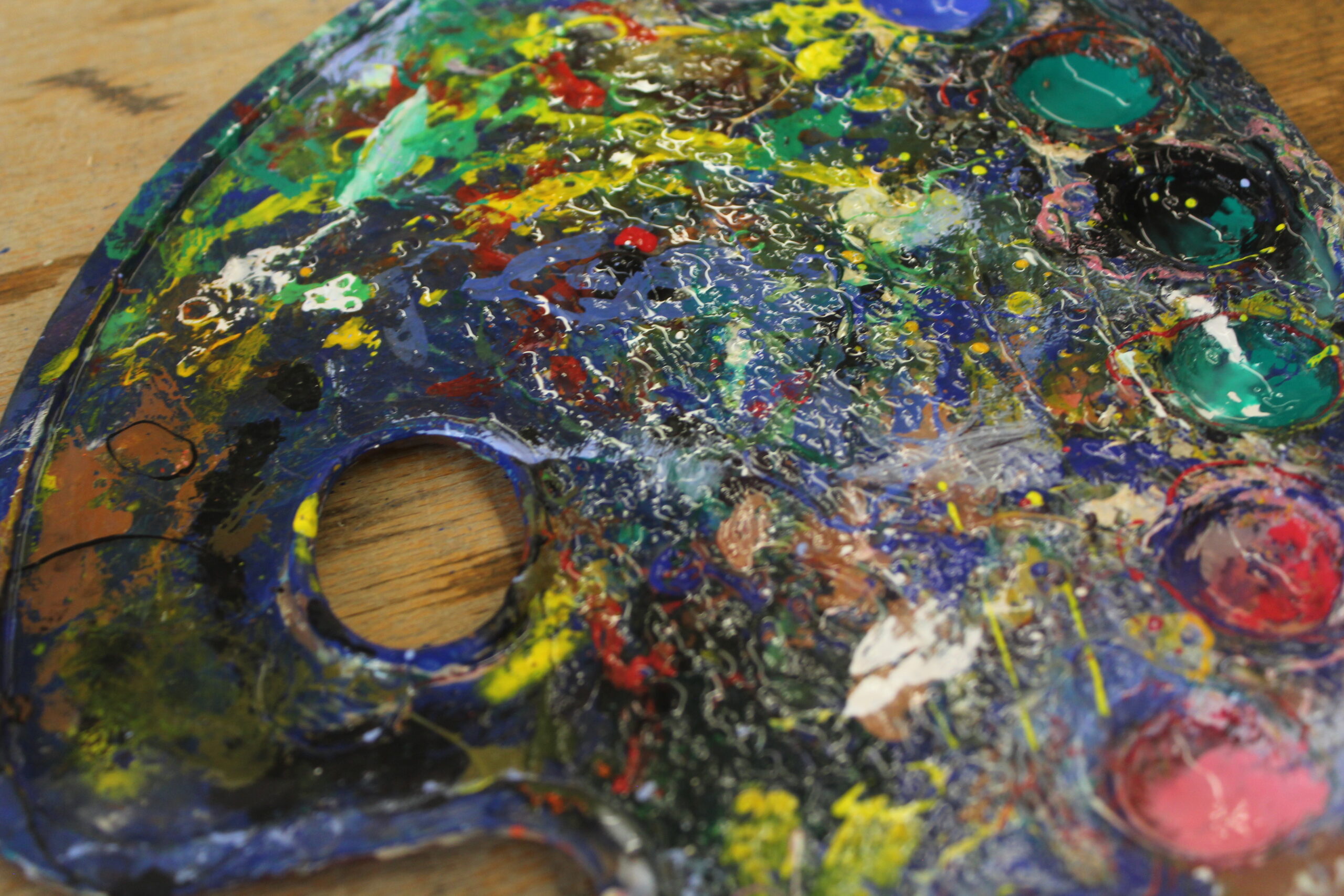 Mischpalette mit Farbklecksen.
