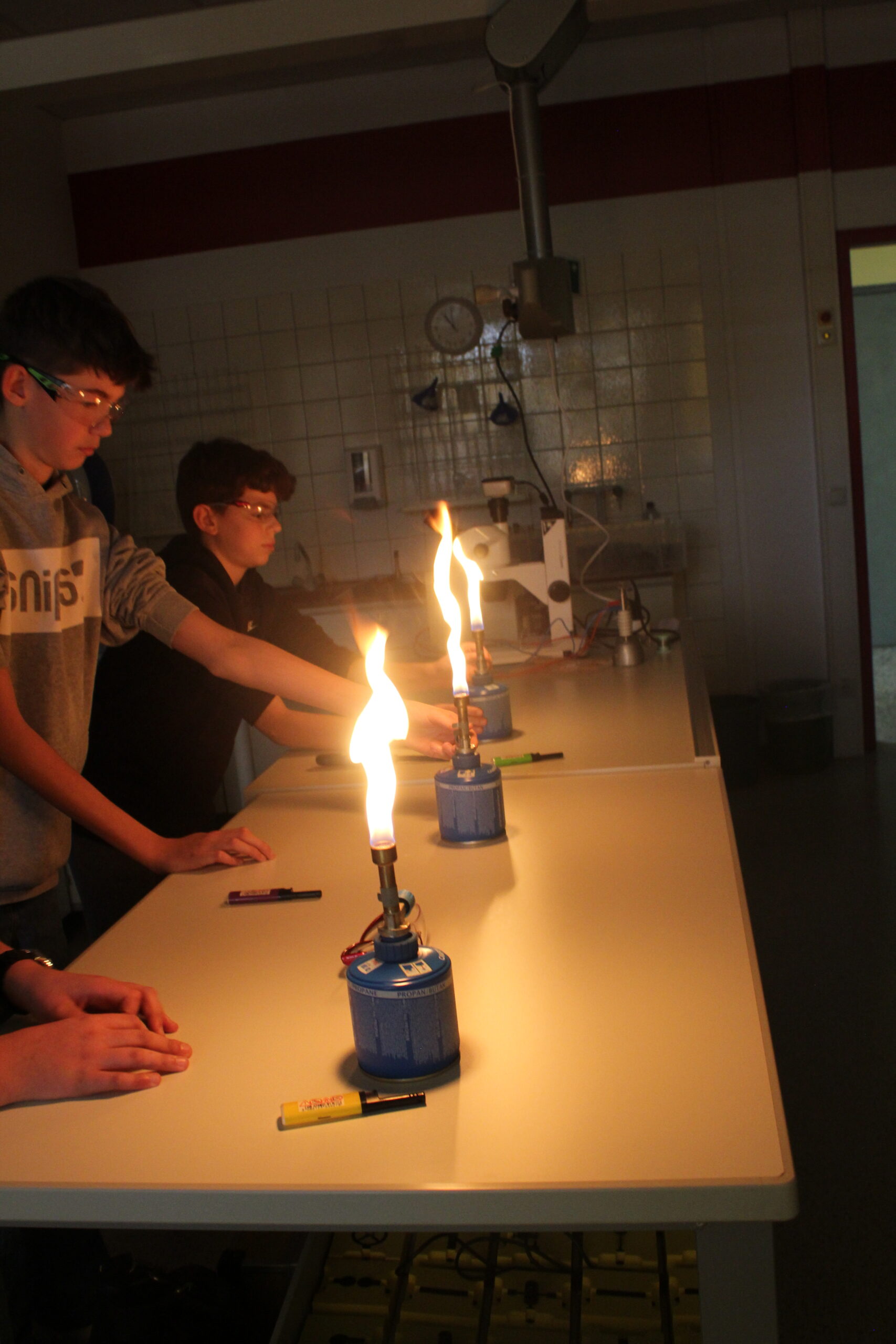 Schüler machen im Chemieraum Experimente.