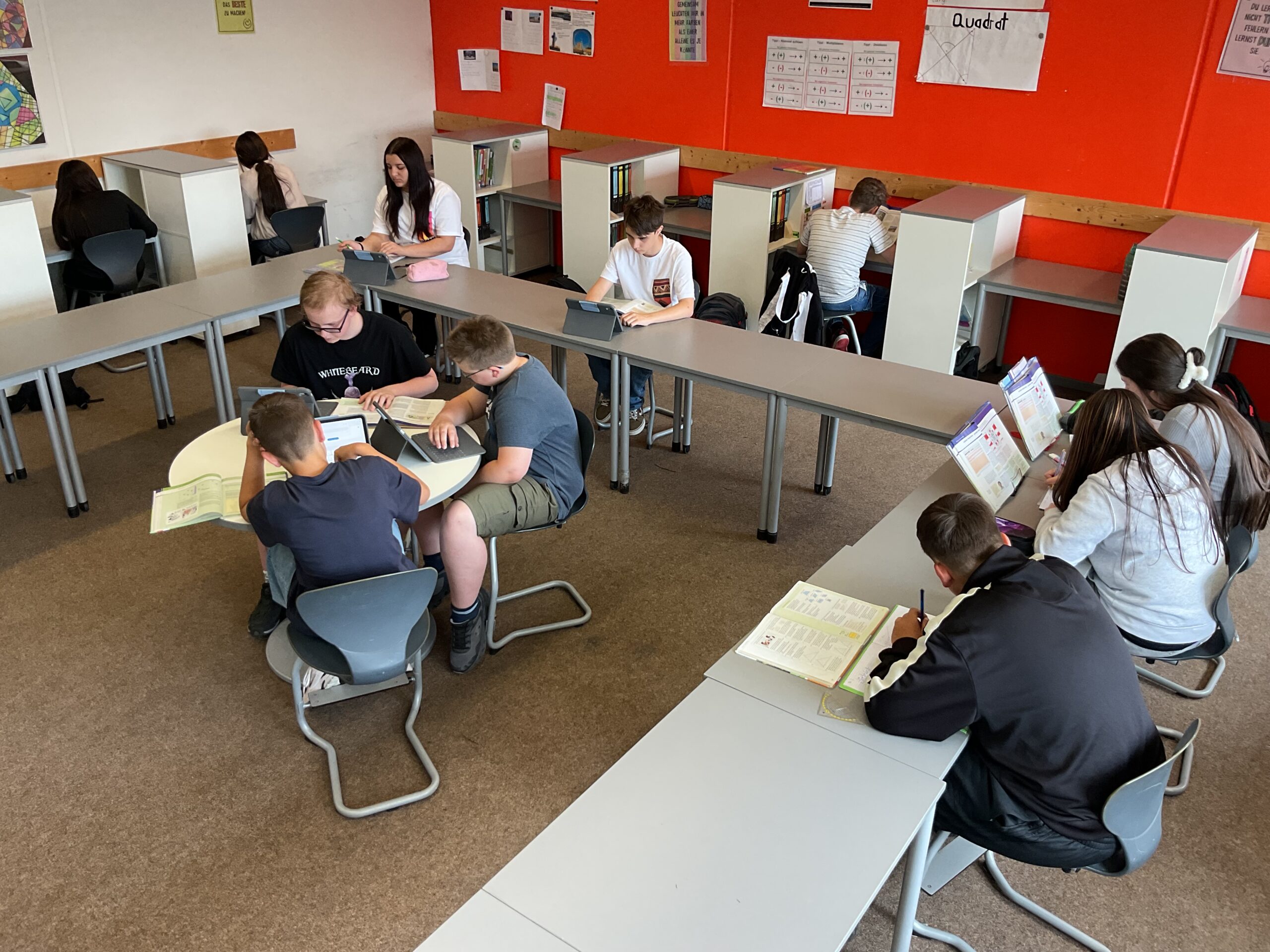 Schüler arbeiten mit Tablets im Klassenzimmer.
