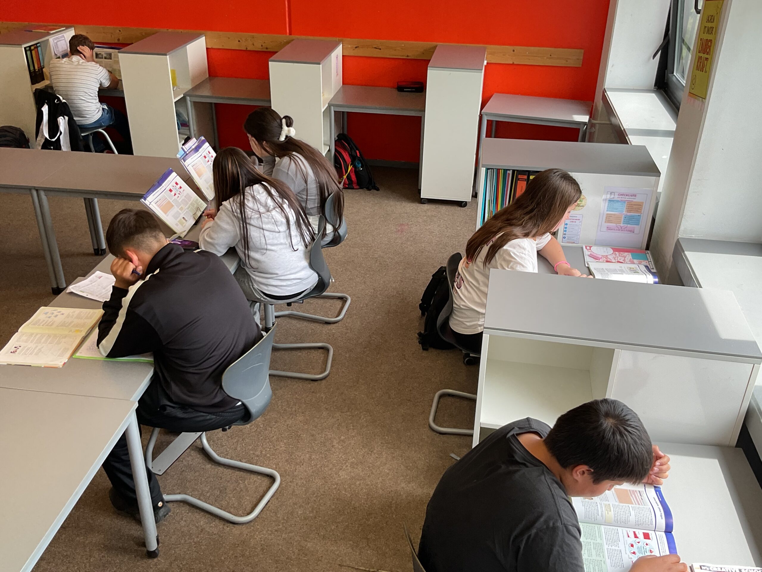 Schüler arbeiten mit Tablets im Klassenzimmer.
