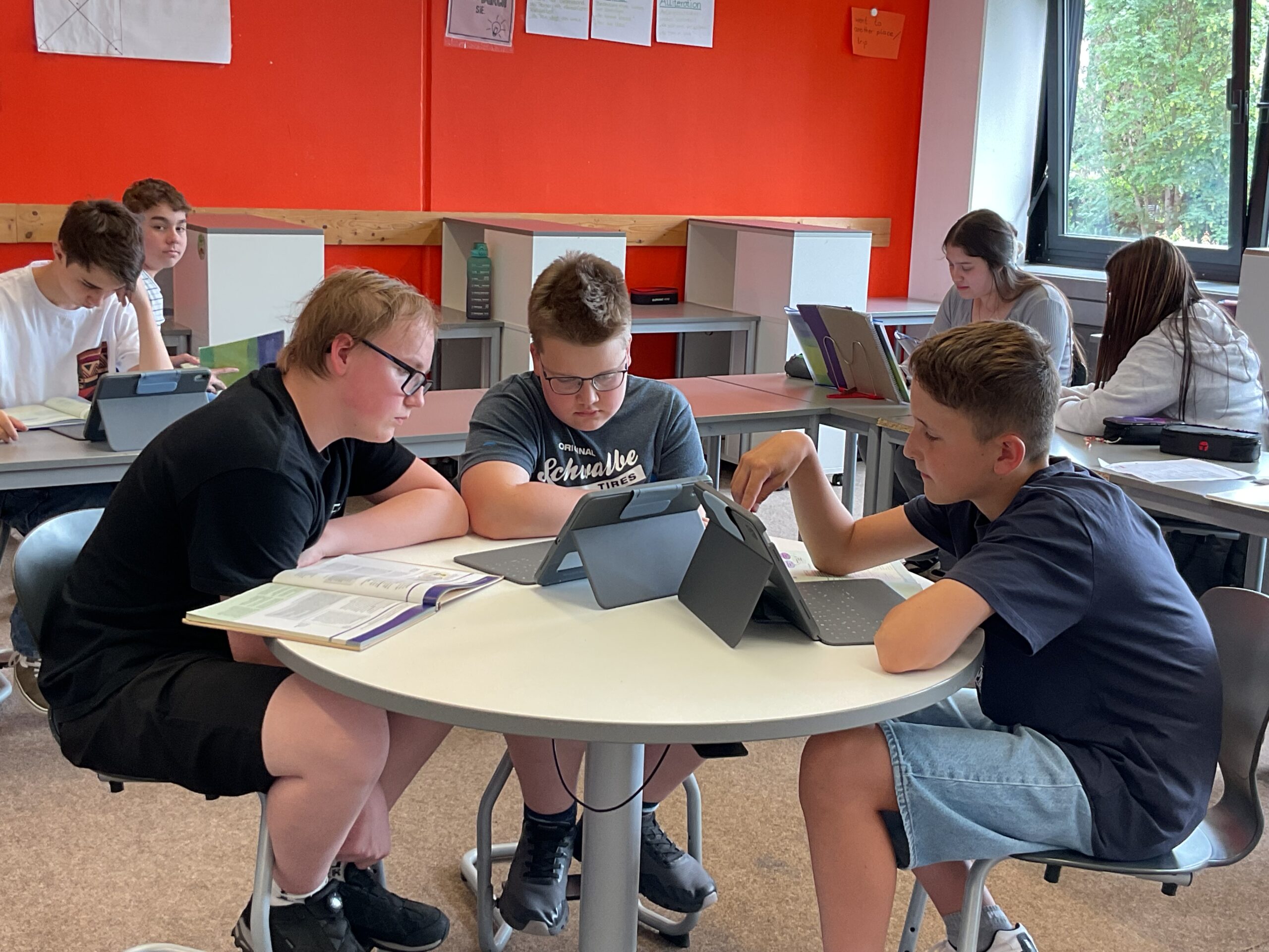 Schüler arbeiten mit Tablets im Klassenzimmer.
