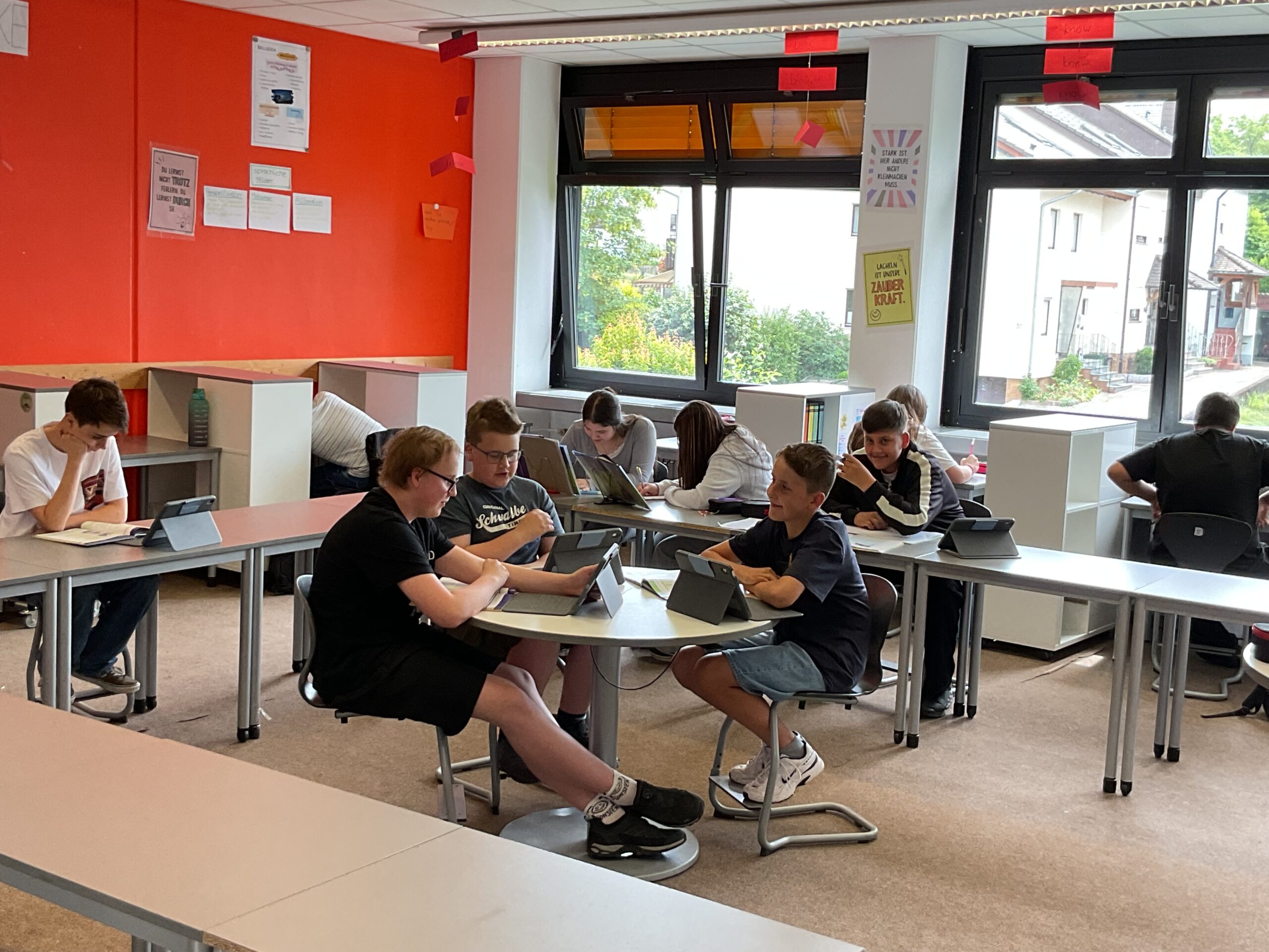 Schüler arbeiten mit Tablets im Klassenzimmer.