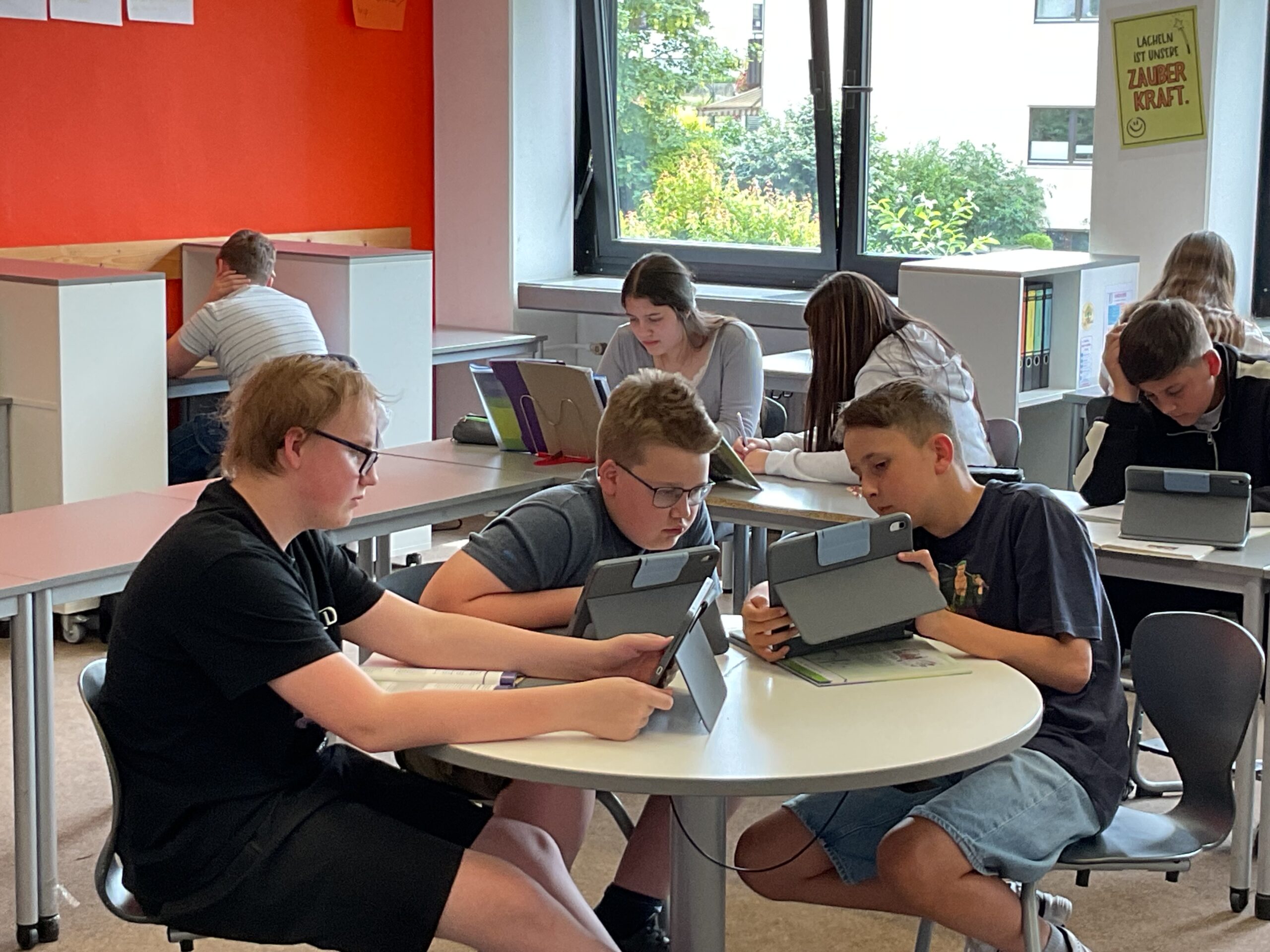 Schüler arbeiten mit Tablets im Klassenzimmer.