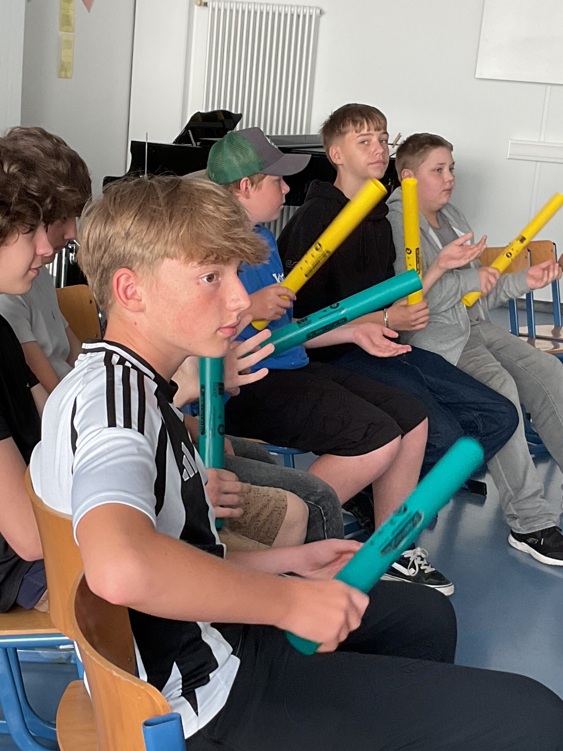 Schüler im Musikunterricht mit Boomwhackers.