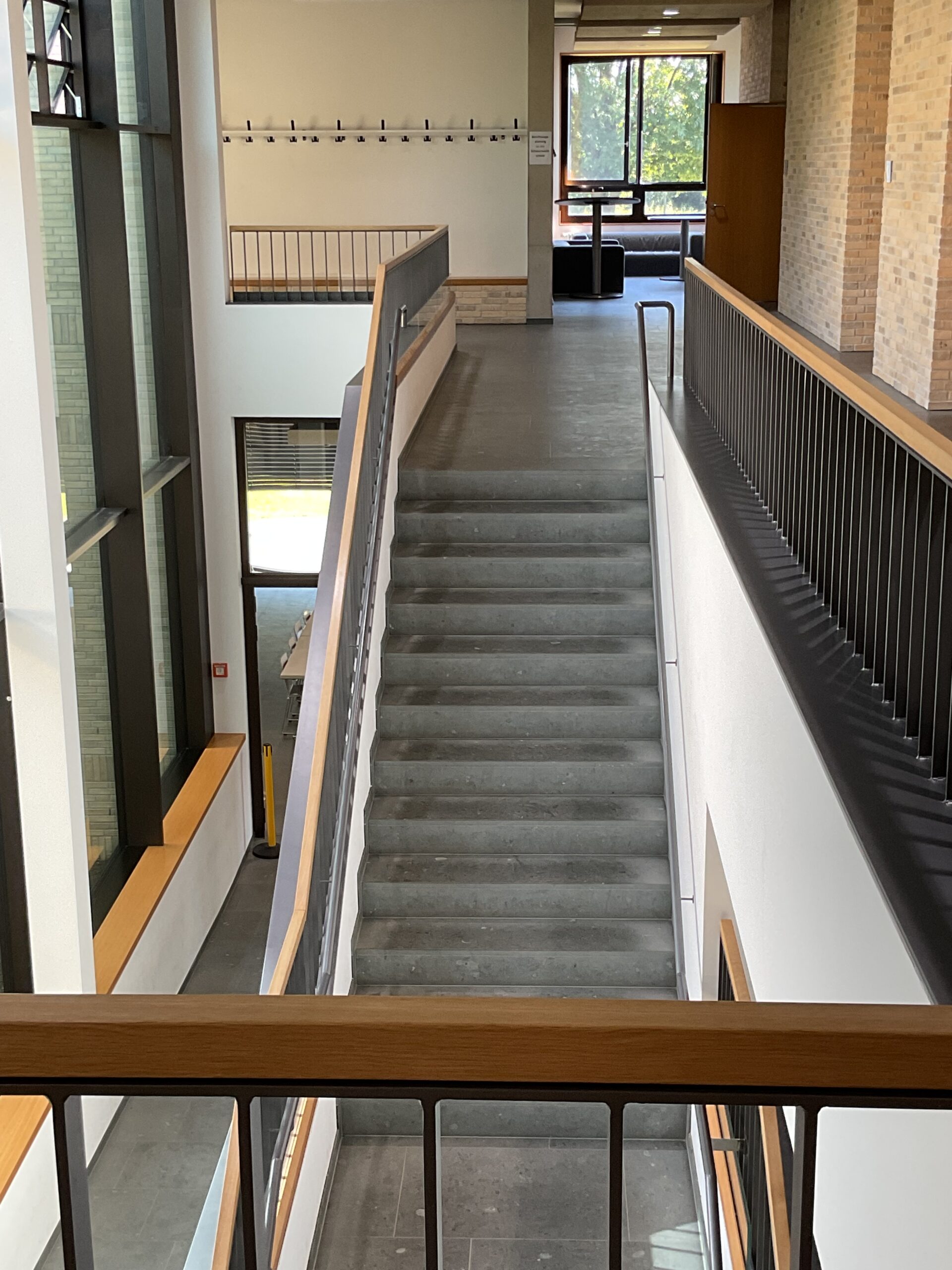 Flur mit Treppe.