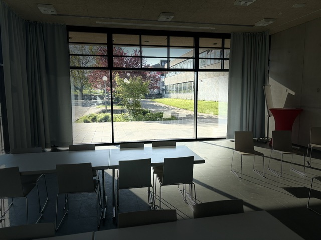 Die leere Mensa mit Blick in den Schulhof.