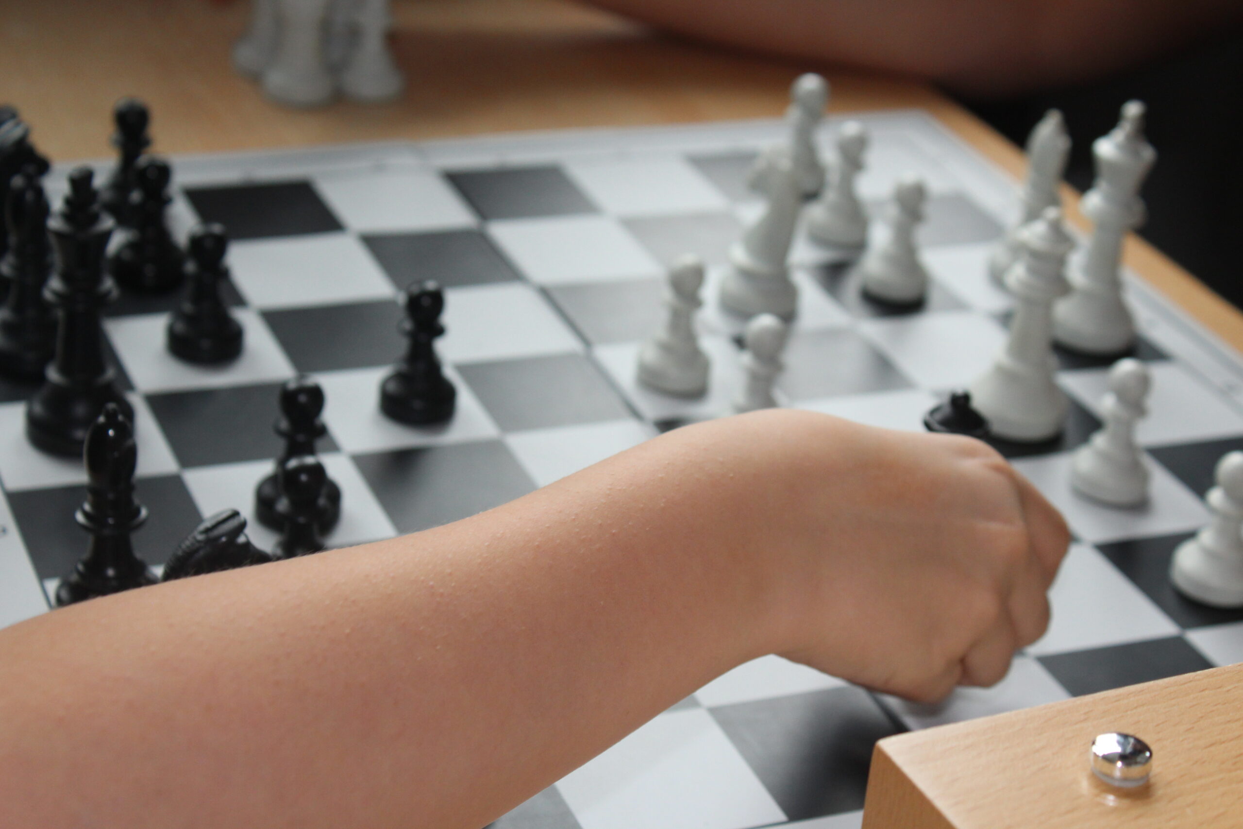 Kinder spielen Schach.