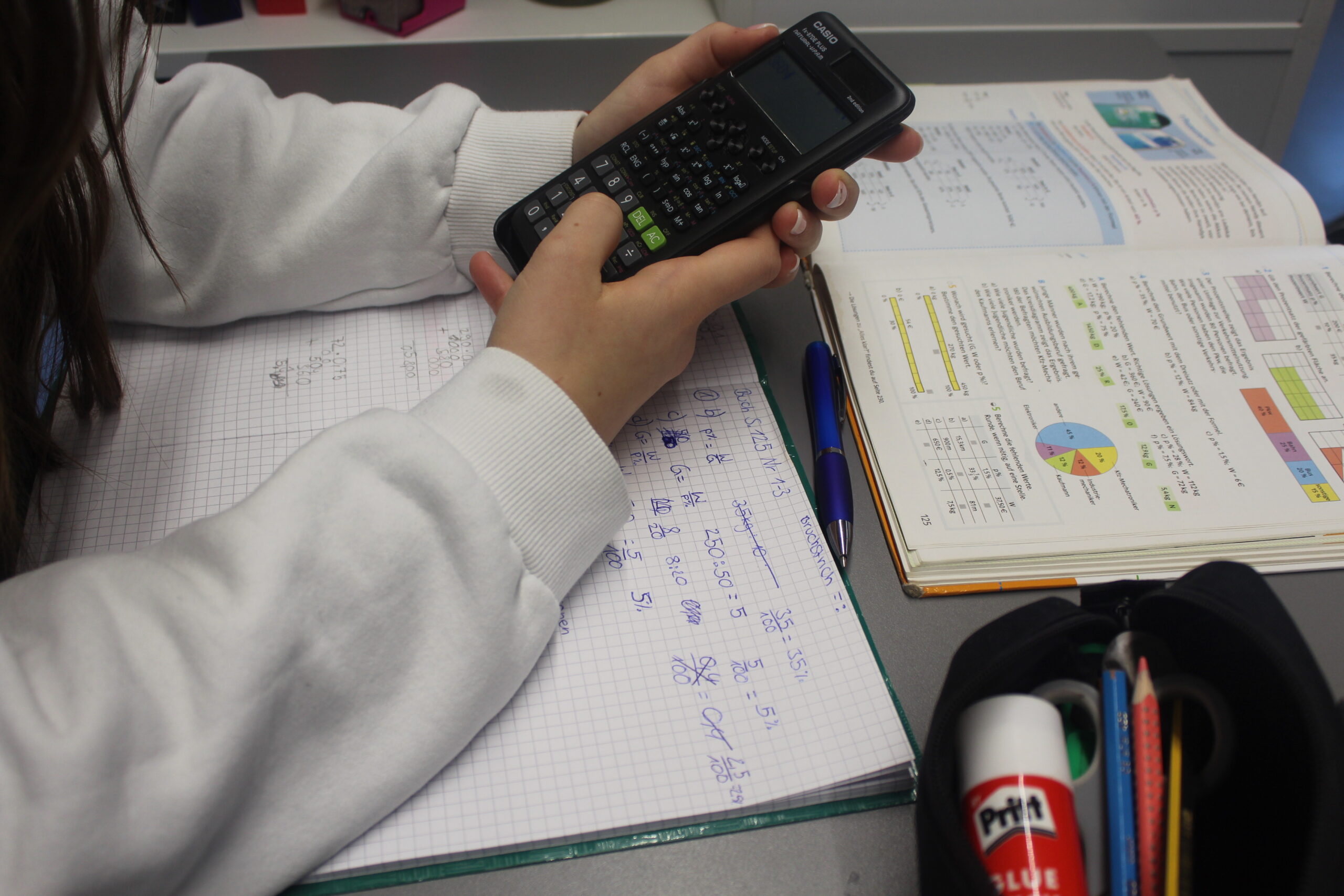 Schüler bedient einen Taschenrechner im Mathematikunterricht.