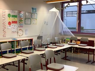 Klassenzimmer mit hochgestellten Stühlen.