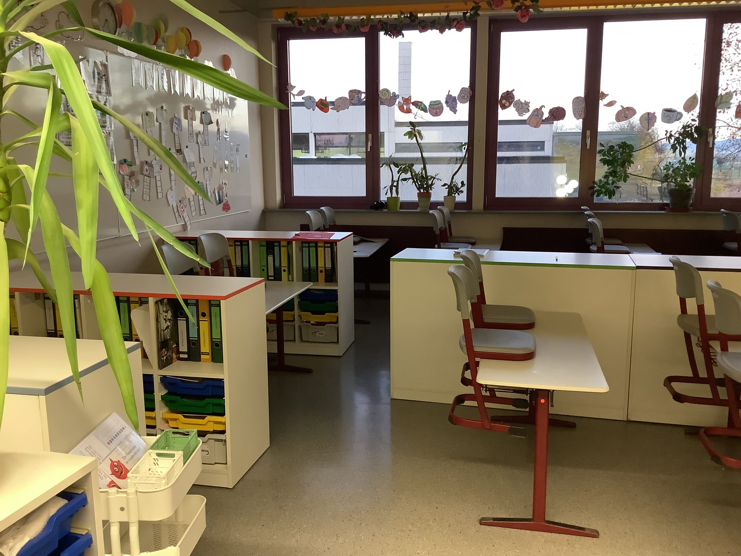 Klassenzimmer mit hochgestellten Stühlen.