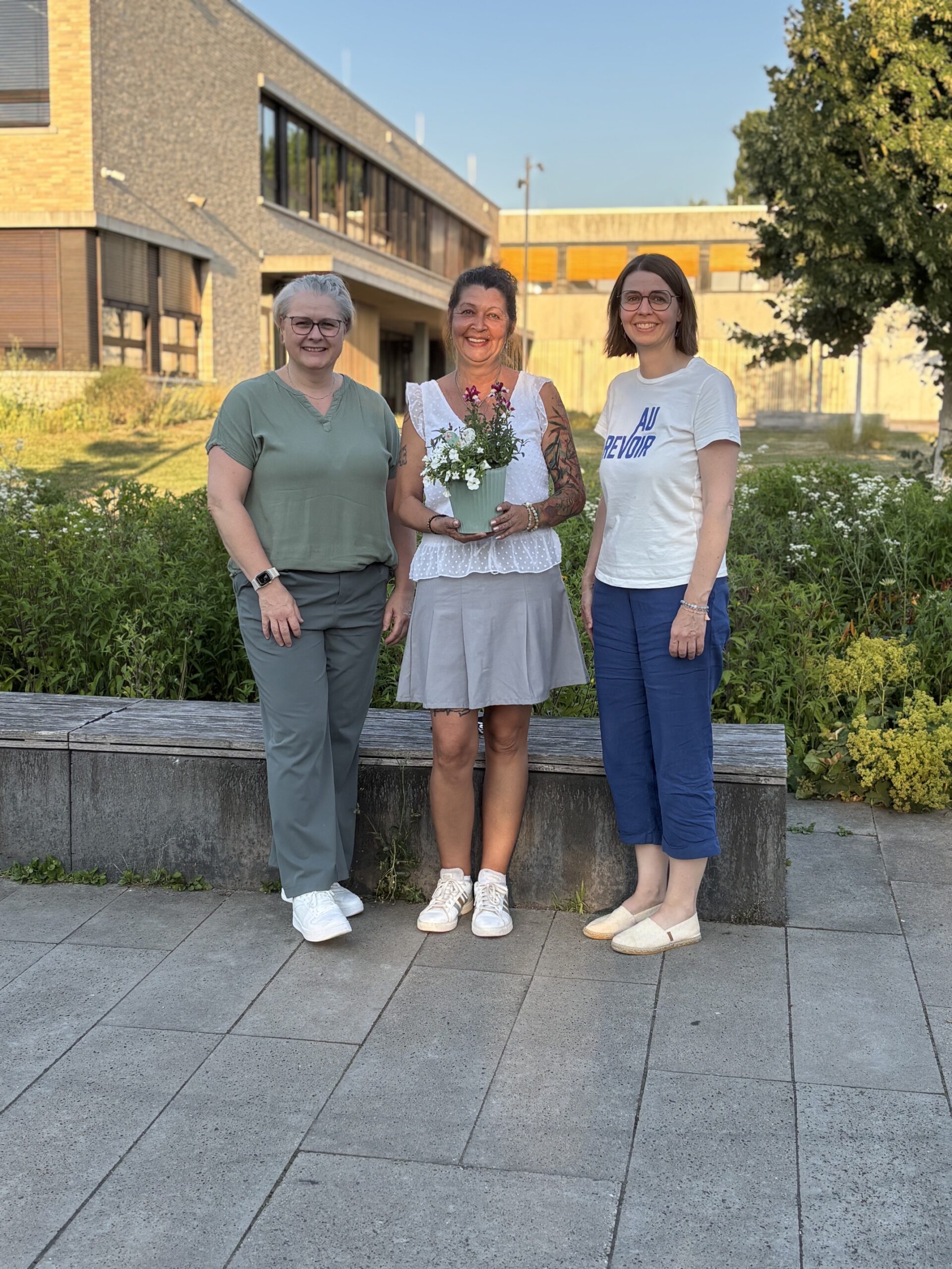 Verabschiedung der Elternbeirätin Frau Schmidt. 3 Frauen lächeln in die Kamera.